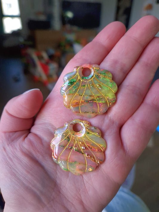 (Réservées à Alexandra) Pampilles "Océane 🐚" Néon (sans créoles) finition brillante.